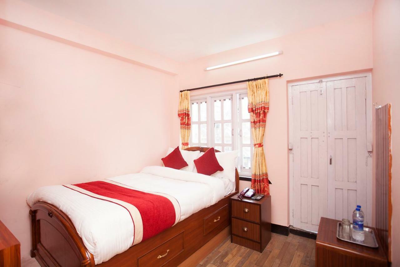Oyo 372 Hotel Happy Inn Катманду Экстерьер фото