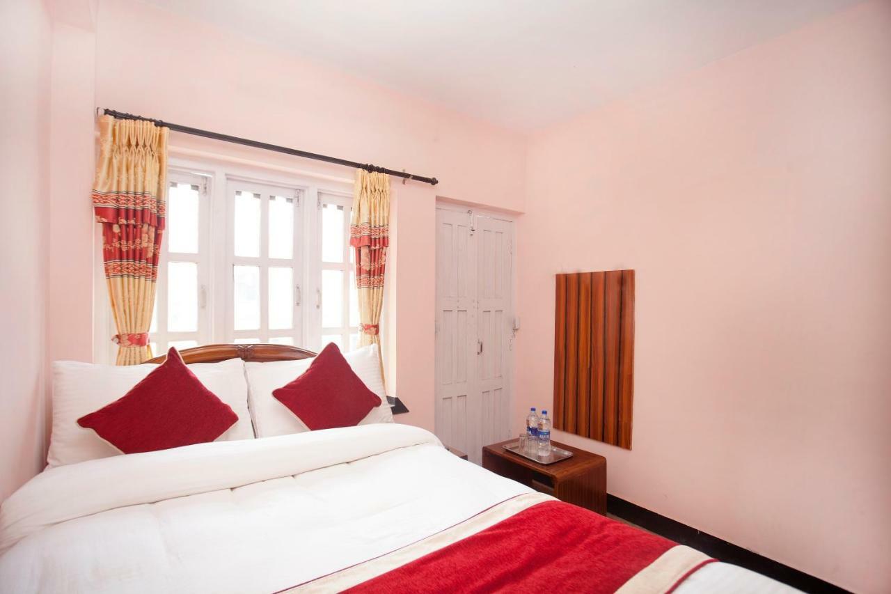 Oyo 372 Hotel Happy Inn Катманду Экстерьер фото